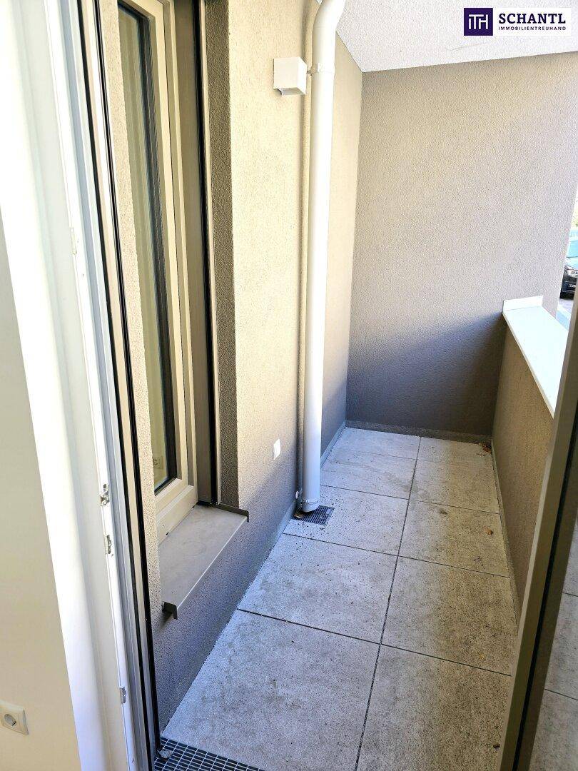 Kleiner, gefliester Balkon mit Blick auf die Umgebung, ideal für eine Person.