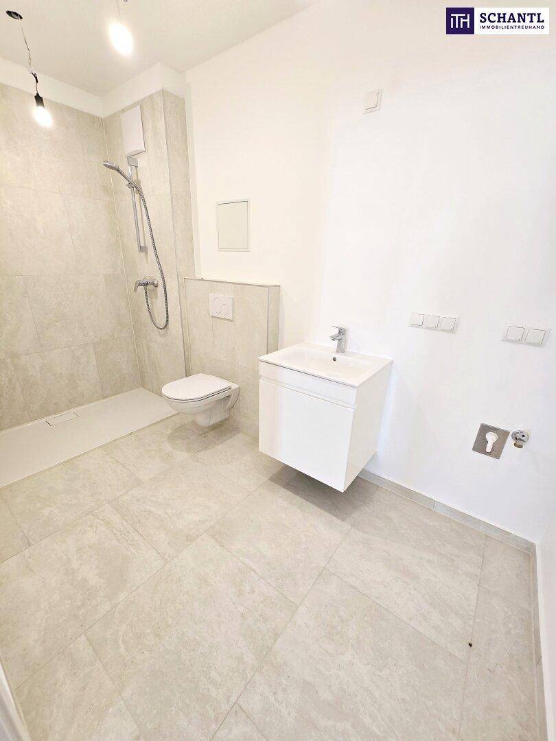 Modernes Badezimmer mit begehbarer Dusche, wandhängendem WC und schwebendem Waschtisch.