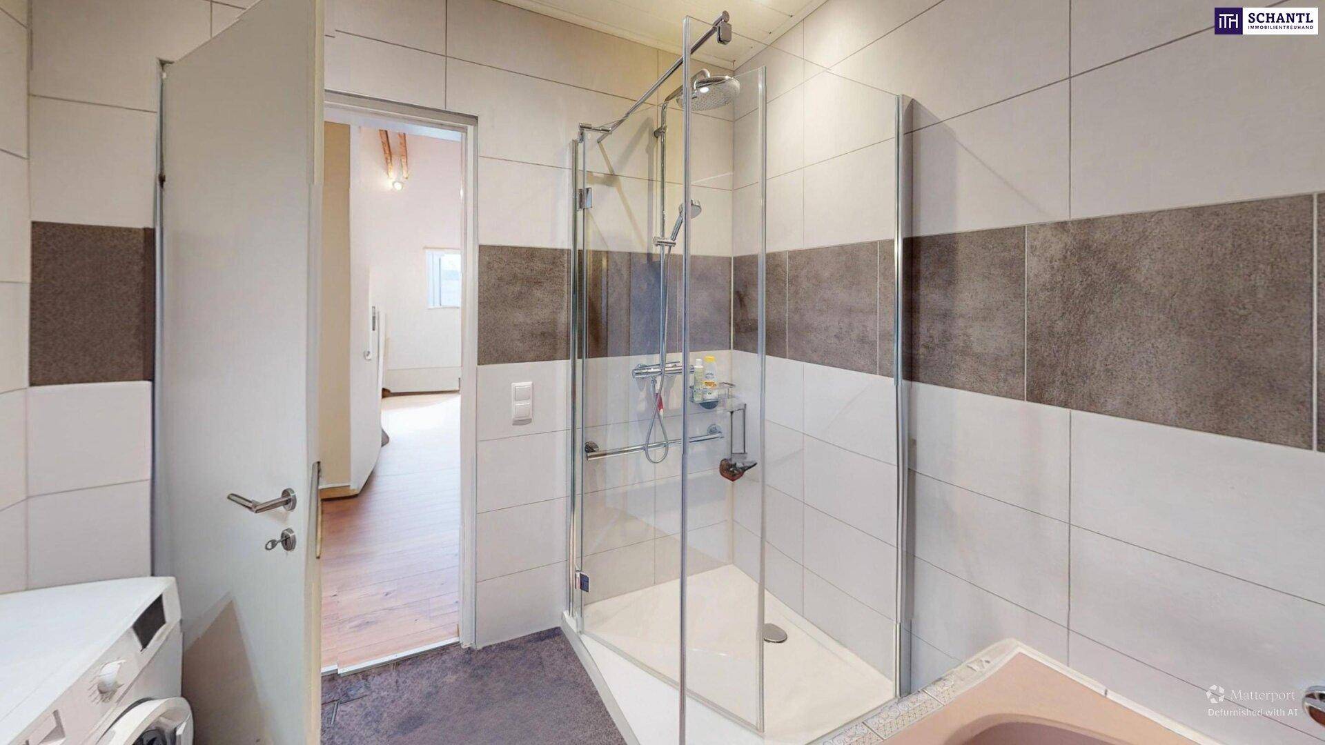 Modernes Badezimmer mit begehbarer Dusche, Fliesenboden und Waschmaschinenanschluss.
