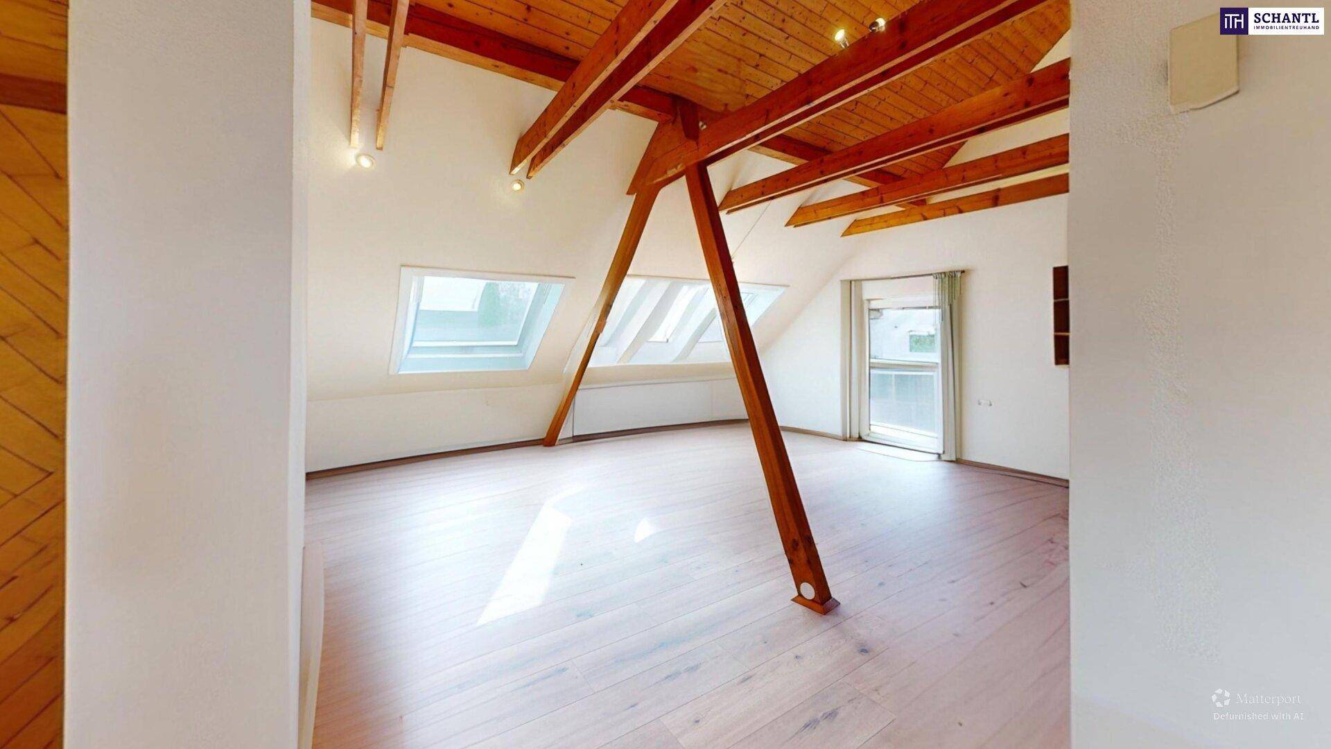 Heller Raum im Dachgeschoss mit sichtbaren Holzbalken, Dachfenstern und Laminatboden.