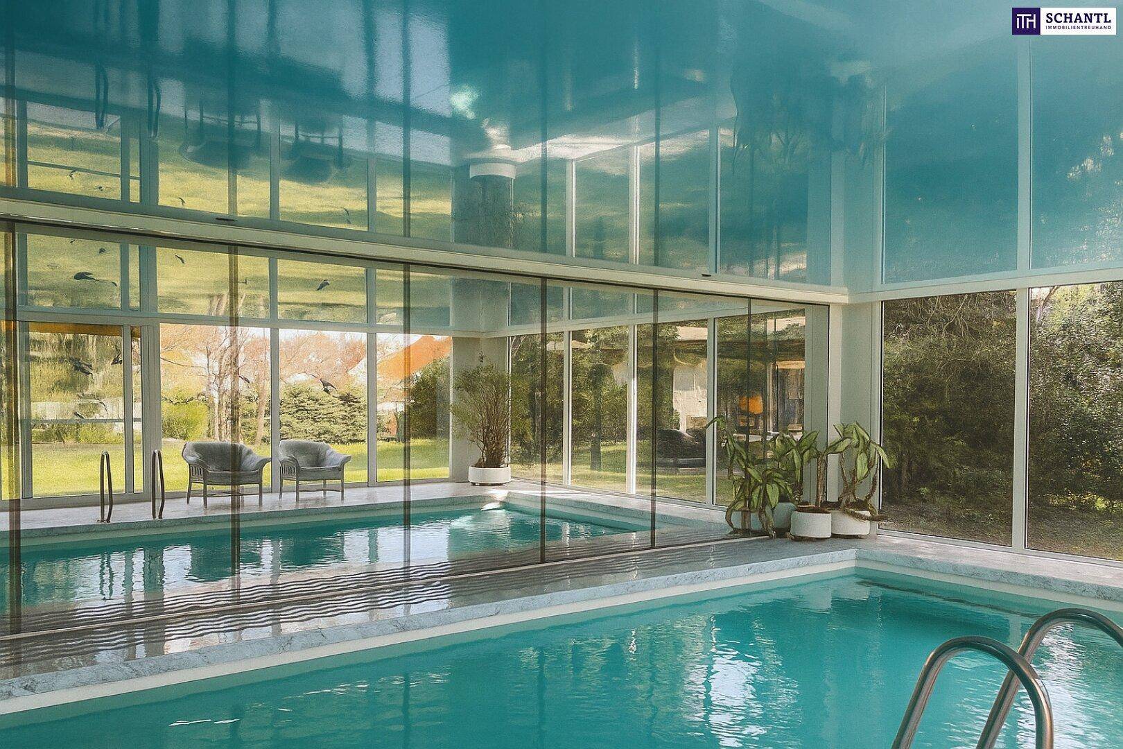 Helle Schwimmhalle mit großflächigen Fenstern und Blick ins Grüne.