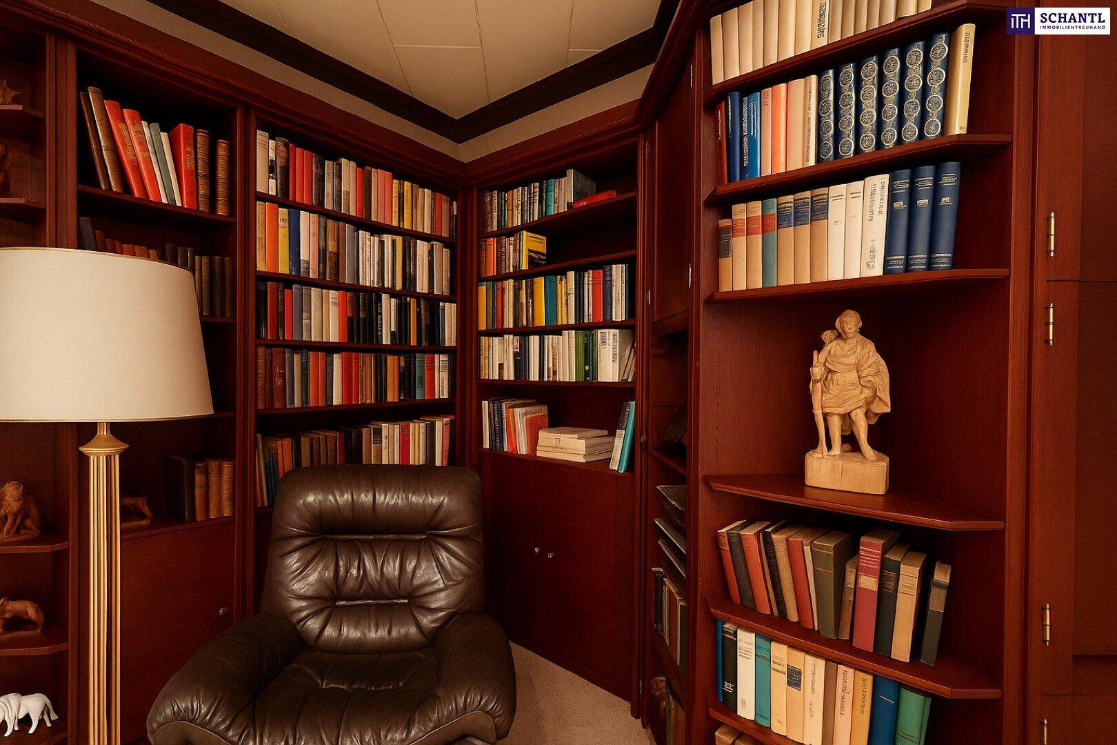 Gemütliche Leseecke in der Bibliothek mit Ledersessel und raumhohen Bücherregalen.