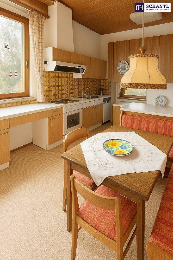 Gemütliche Wohnküche mit Essbereich, Holzschränken und Fenster.