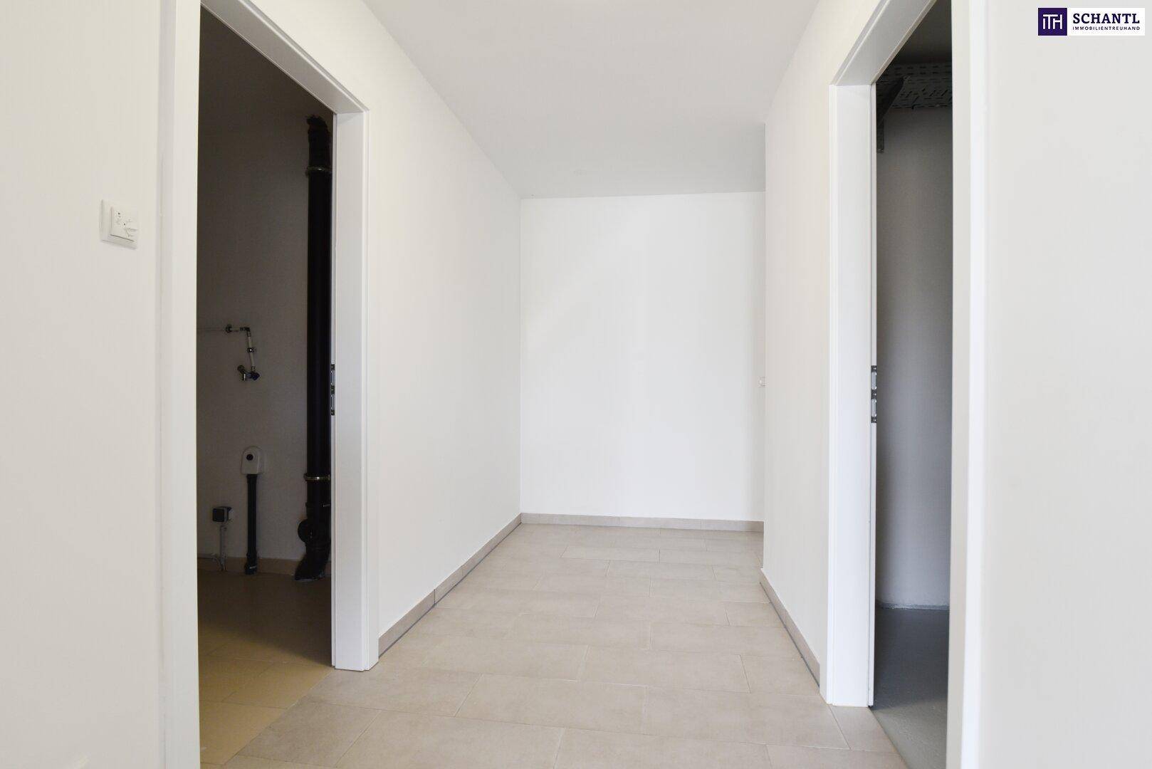 Heller Flur mit Fliesenboden und Zugang zu verschiedenen Räumen im Inneren des Hauses.