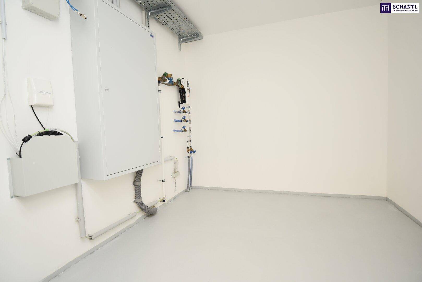 Technikraum mit elektrischen Installationen und Leitungen, sauber und funktional.
