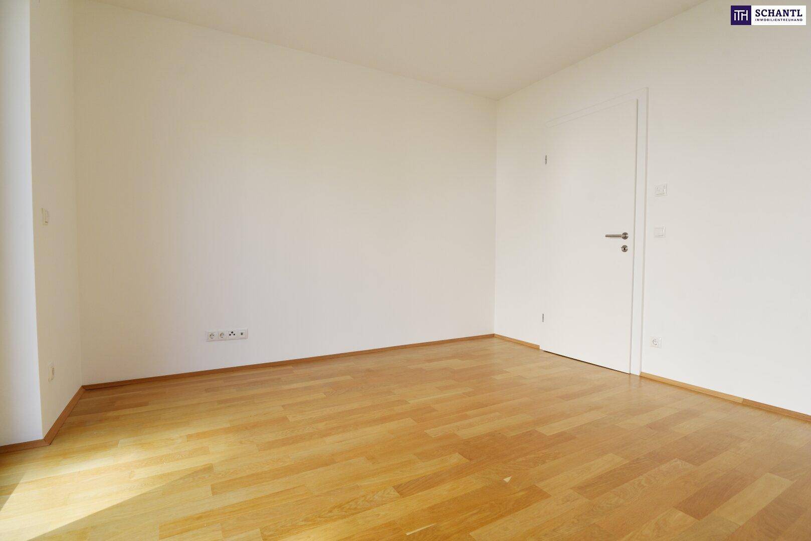 Leeres Zimmer mit Parkettboden und weiß gestrichenen Wänden, bereit zur individuellen Gestaltung.