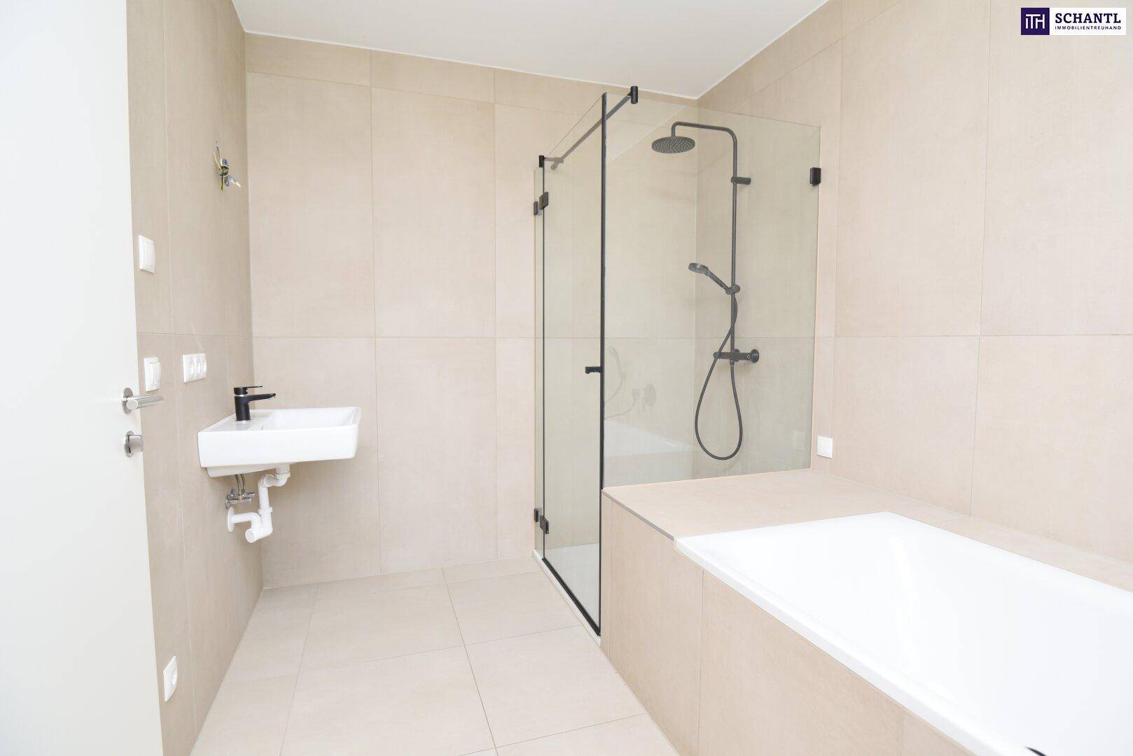 Modernes Badezimmer mit beigefarbenen Fliesen, Dusche, Badewanne und minimalistischem Waschbecken.