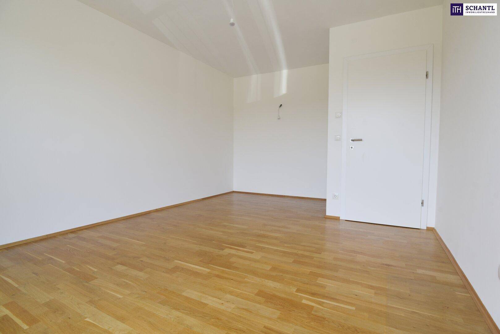 Leeres Zimmer mit Parkettboden und weiß gestrichenen Wänden, ideal als Kinder- oder Gästezimmer.