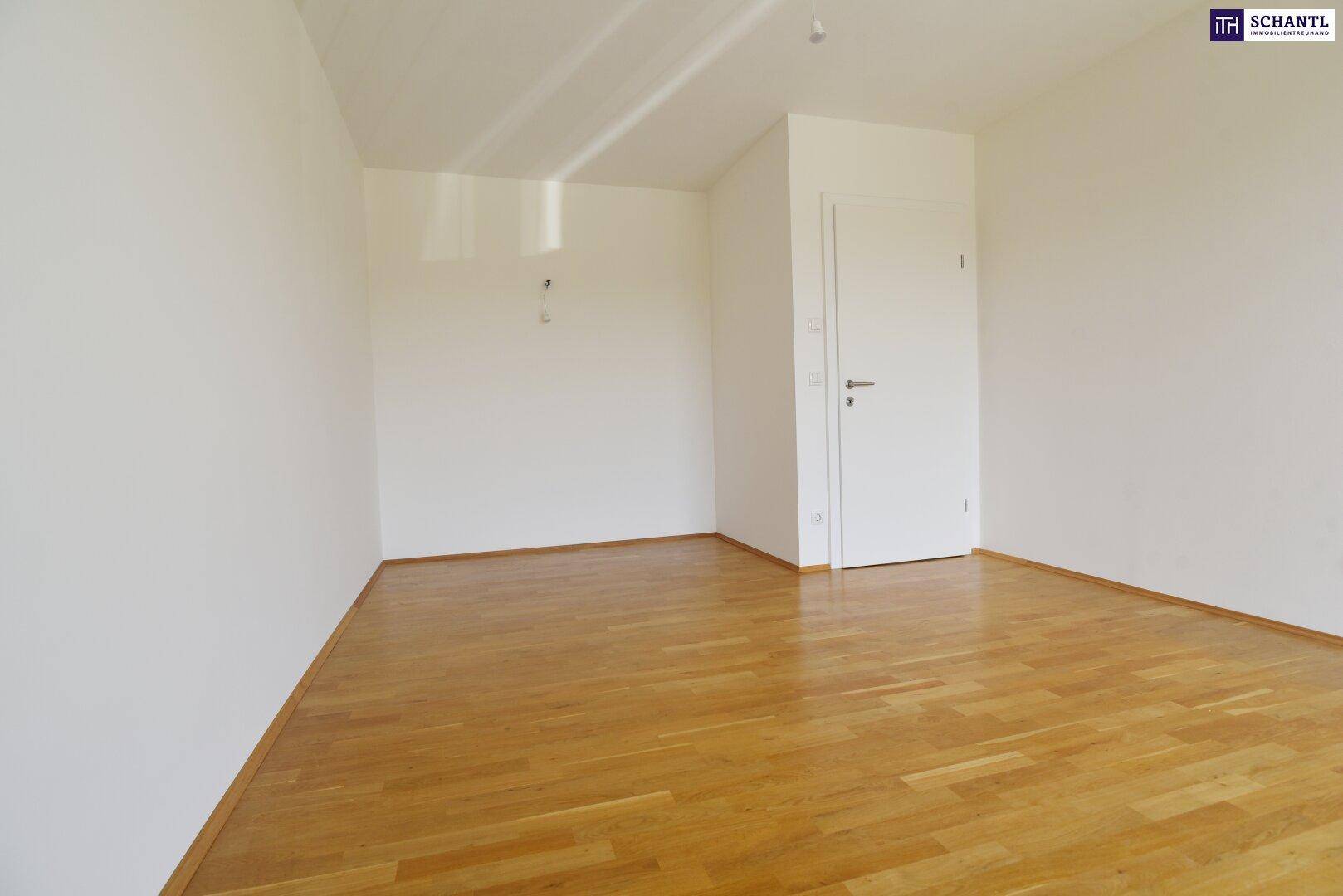 Helles, leeres Zimmer mit Parkettboden und weiß gestrichenen Wänden, vielseitig nutzbar.
