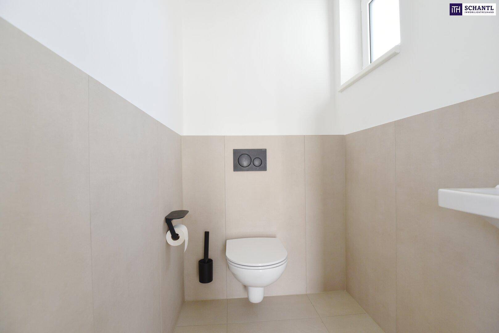 Modernes Gäste-WC mit wandhängendem WC, kleinem Waschbecken und Fenster für Tageslicht.