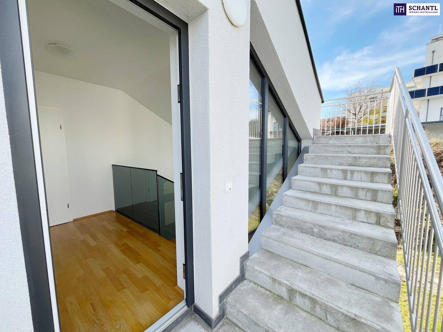 Moderne Außentreppe mit Glasgeländer und Zugang zu den oberen Etagen des Gebäudes.