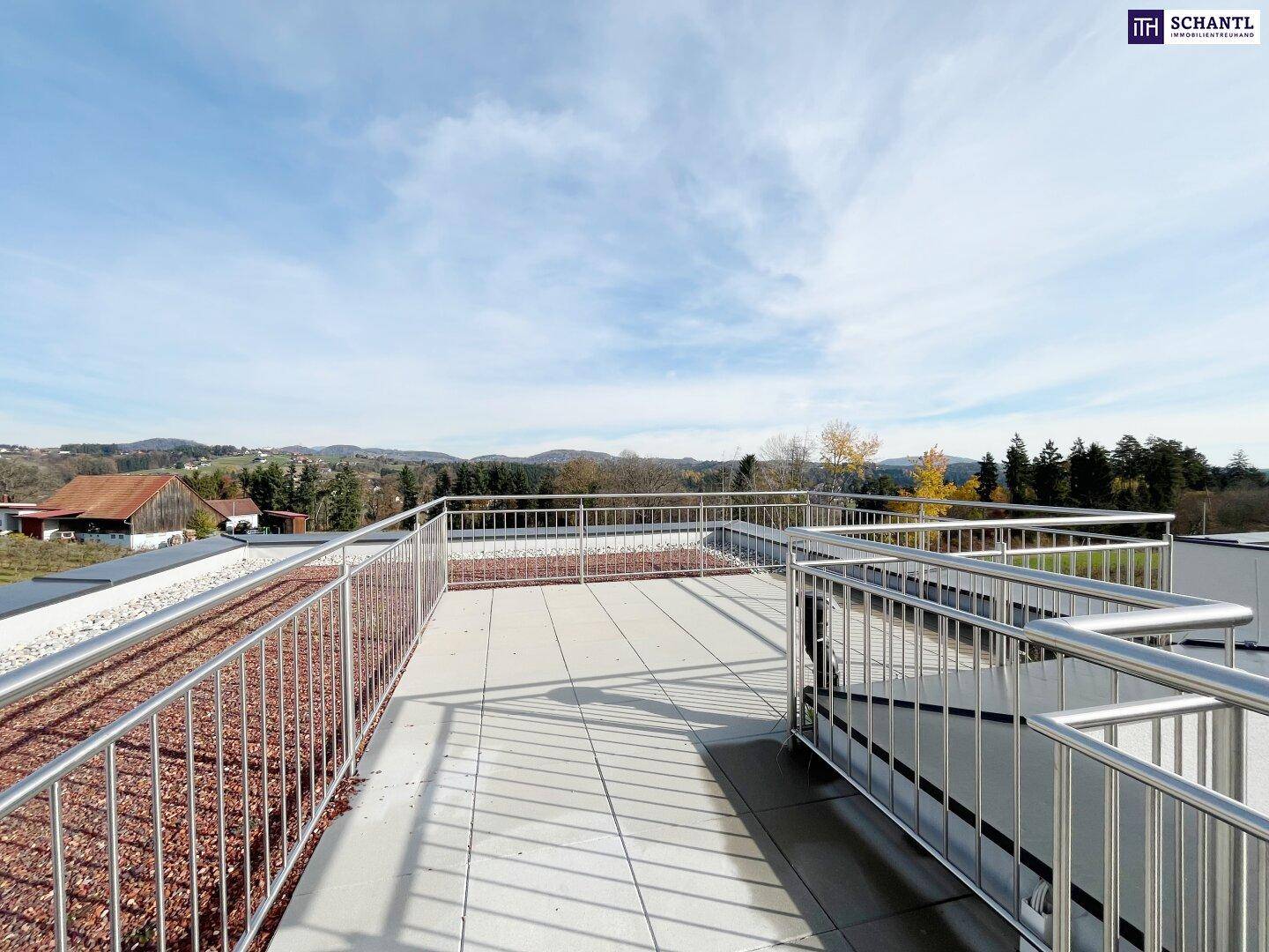 Geräumige Dachterrasse mit Metallgeländer und Panoramablick auf die Umgebung.