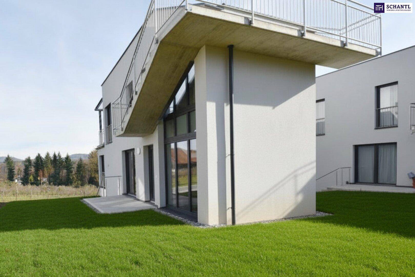 Moderne Architektur mit großzügiger Rasenfläche und Außentreppe zu den oberen Etagen.