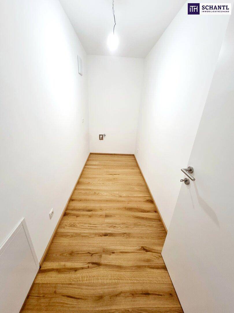Kleiner Abstellraum mit Parkettboden und weißen Wänden.