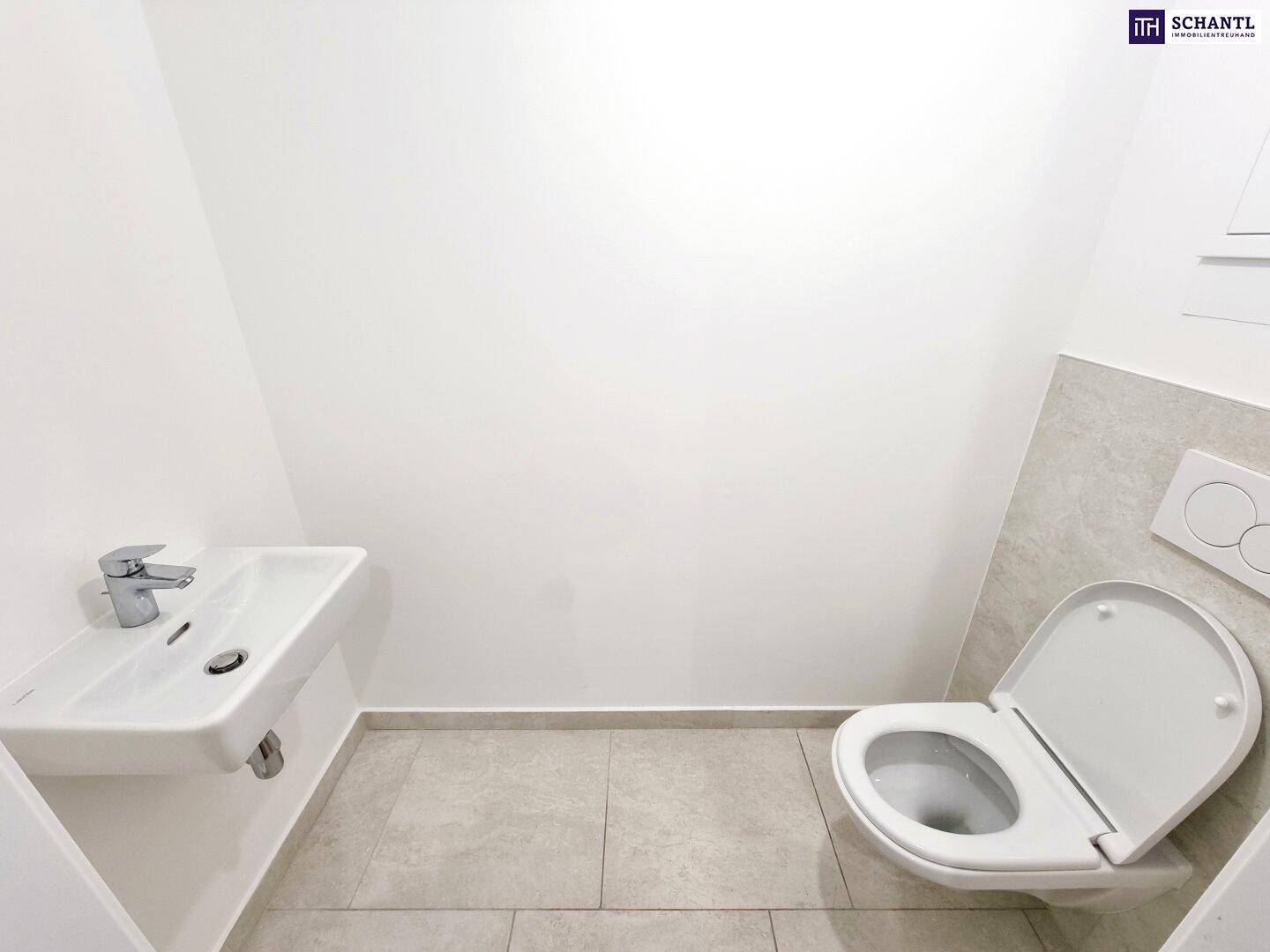 Kleines Gäste-WC mit Wand-WC, Waschbecken und hellen Bodenfliesen.