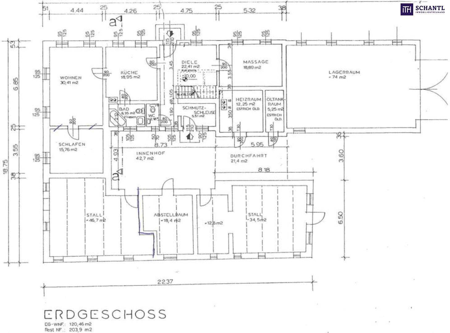 Grundriss des Erdgeschosses mit Wohnbereich, Küche, Schlafzimmer und mehreren Funktionsräumen.