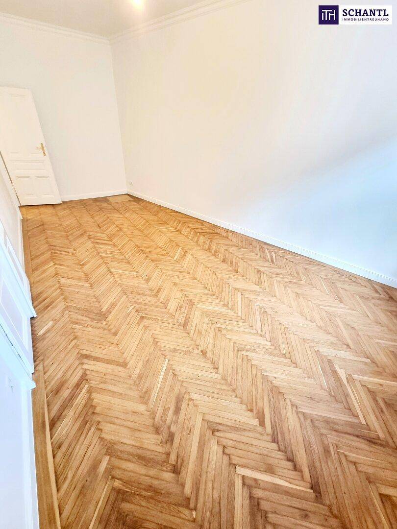 Geräumiges Zimmer mit Fischgrätparkett und weißen Wänden, das viel Gestaltungspotenzial bietet.