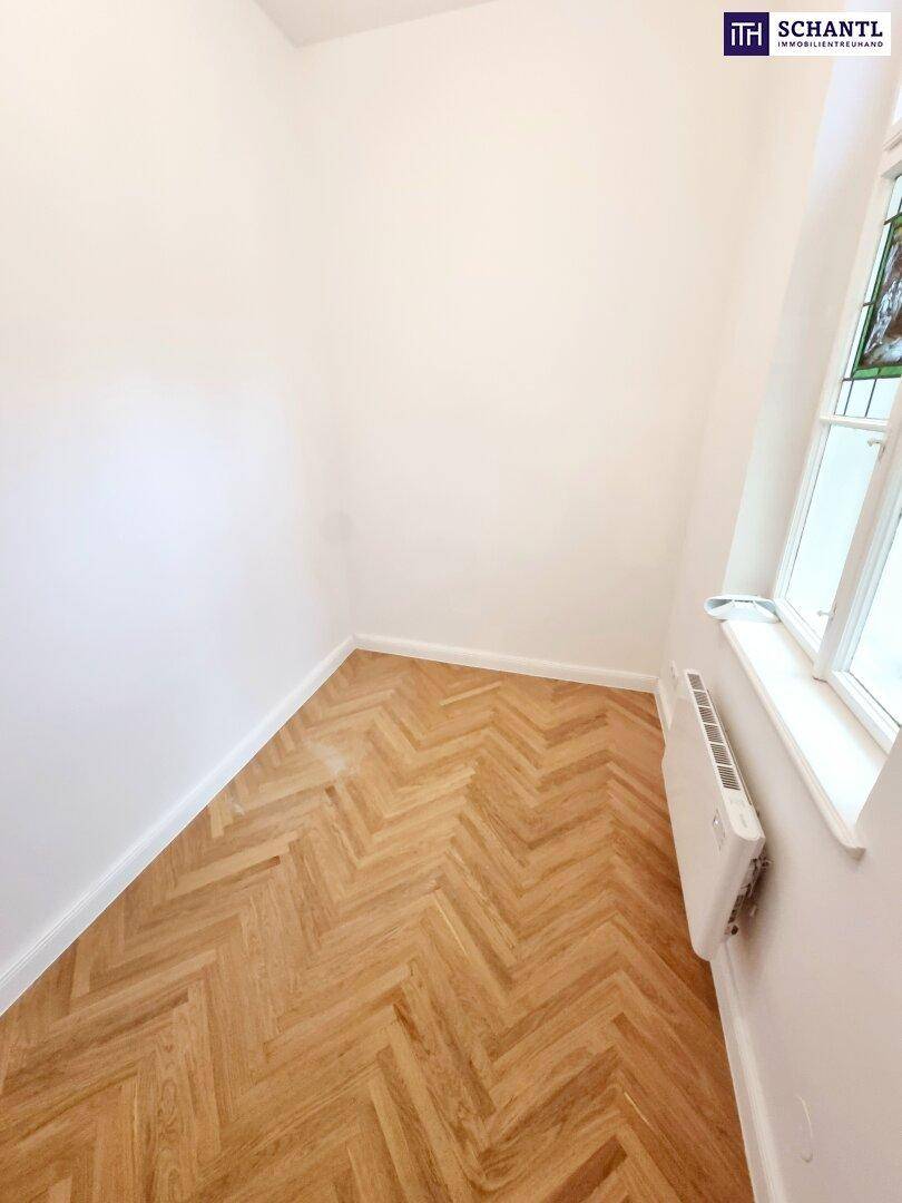 Kleines Zimmer mit Fischgrätparkett und einem charmanten Buntglasfenster, das eine besondere Note verleiht.