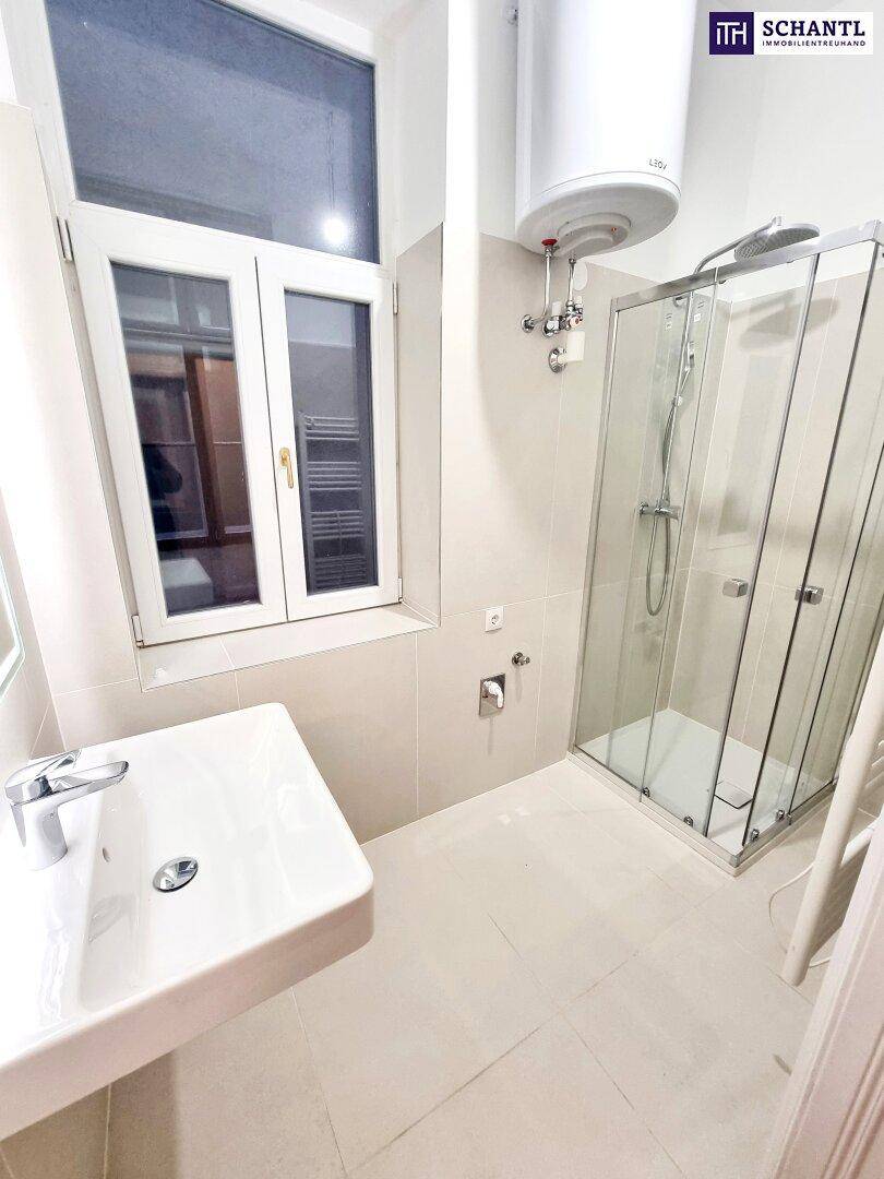 Helles Badezimmer mit Duschkabine, Waschbecken und Fenster, das viel Tageslicht bietet.