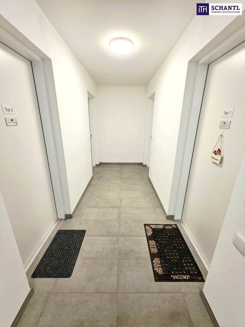Gemeinschaftlicher Flur mit Fliesenboden und Zugang zu den einzelnen Wohneinheiten.
