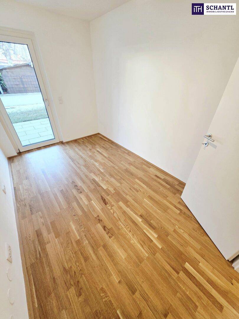 Helles Zimmer mit Parkettboden und direktem Zugang zum Gartenbereich.