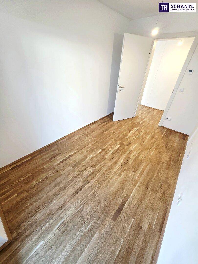 Helles Zimmer mit Parkettboden und weiß gestrichenen Wänden, bereit zur individuellen Gestaltung.