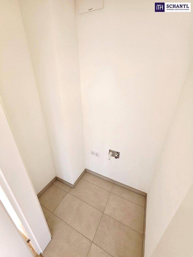 Kleiner Abstellraum mit Fliesenboden und Anschlüssen, ideal für Waschmaschine oder Lagerung.