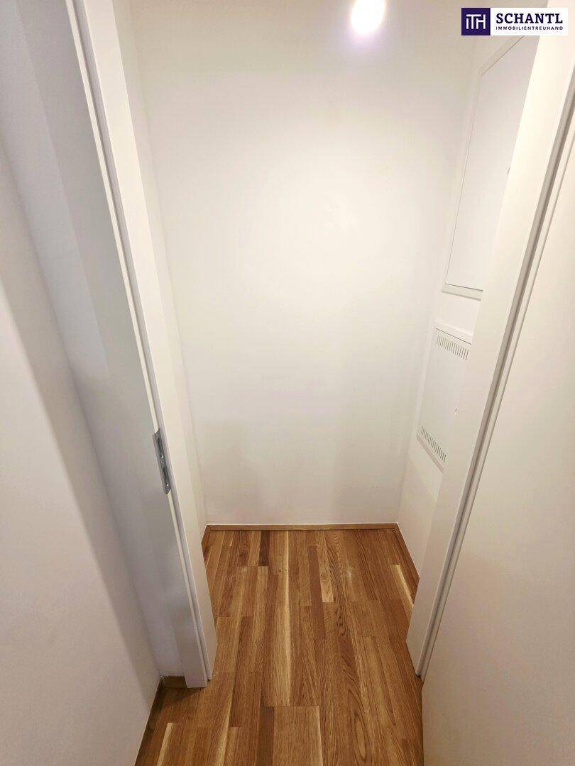 Kleiner Abstellraum mit Holzboden und weißen Wänden, ideal für zusätzlichen Stauraum.