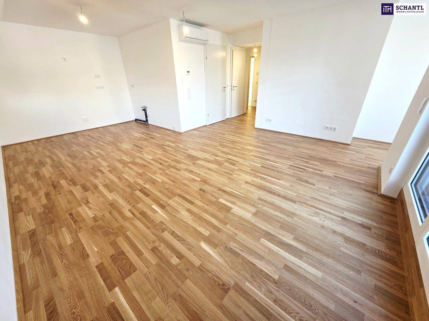 Helles, unmöbliertes Zimmer mit neuem Parkettboden und Dachschrägen, bereit zur Einrichtung.
