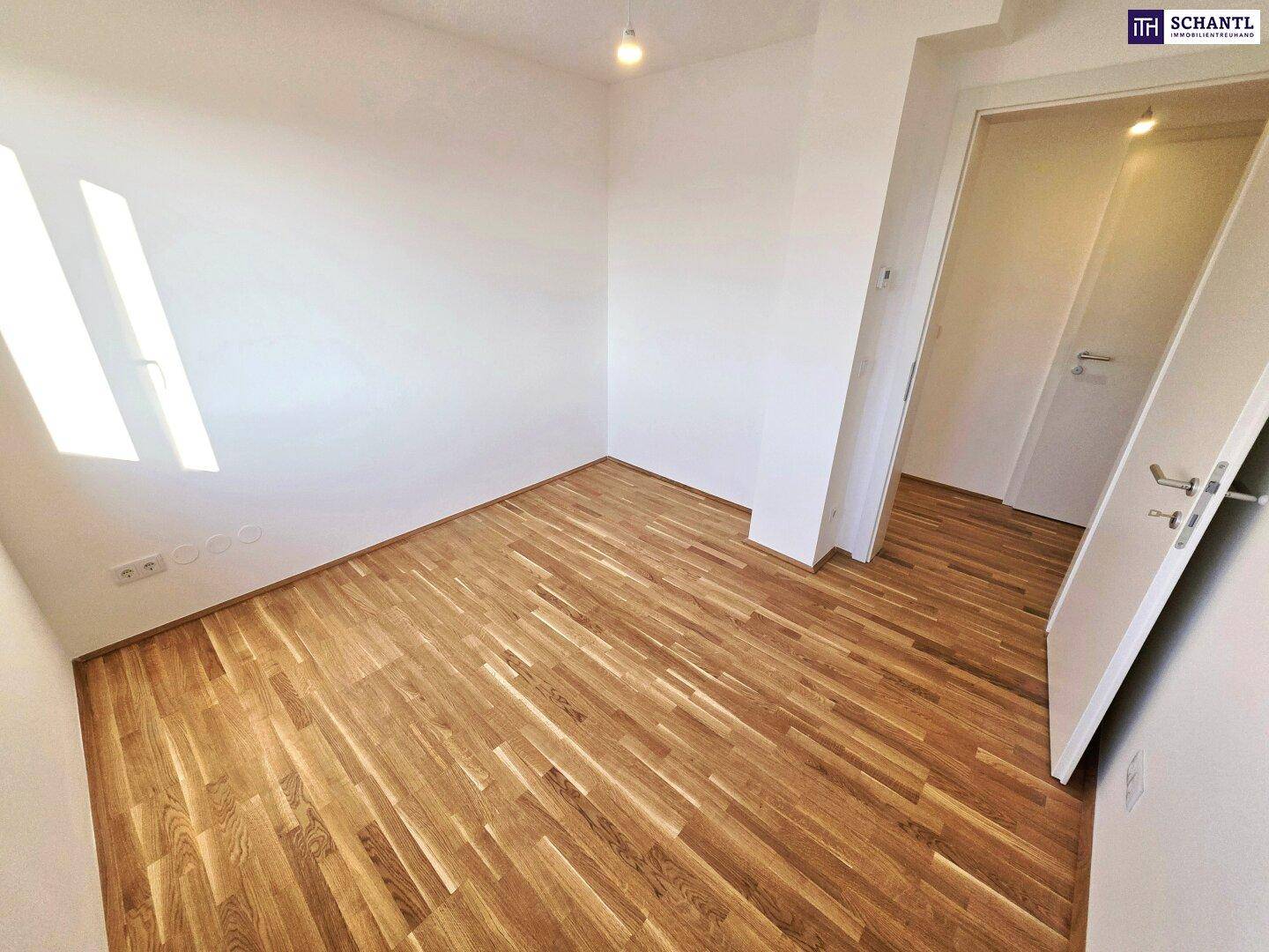 Geräumiges Zimmer mit Parkettboden und weiß gestrichenen Wänden, ideal für individuelle Gestaltung.