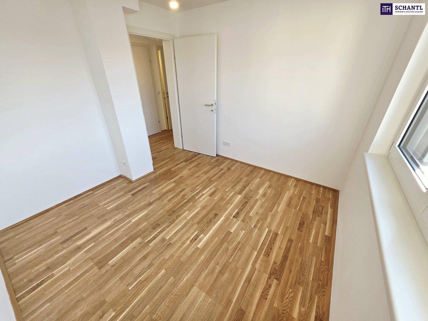 Freundliches Zimmer mit Parkettboden und weiß gestrichenen Wänden, bereit zur Einrichtung.
