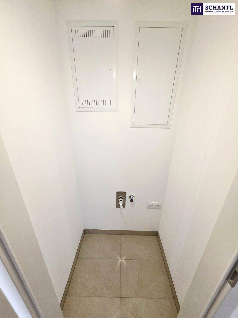 Kleiner Hauswirtschaftsraum mit Fliesenboden und Anschlüssen für Waschmaschine oder Trockner.