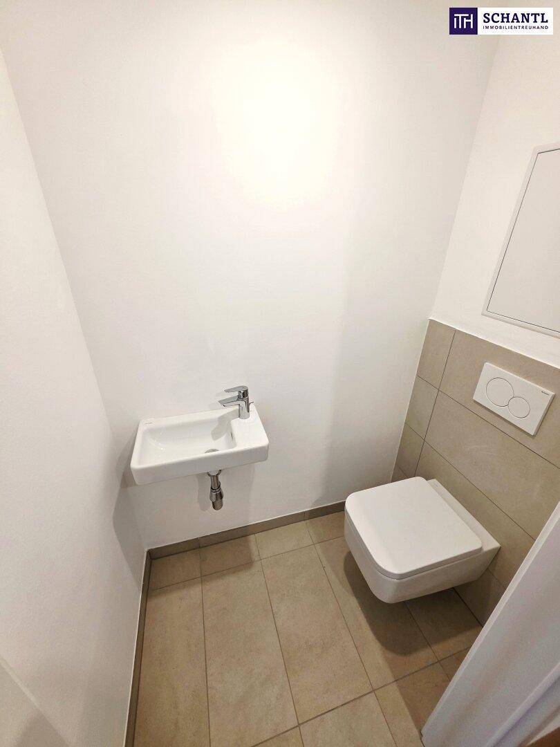 Kleines Gäste-WC mit wandhängender Toilette und kompaktem Waschbecken.