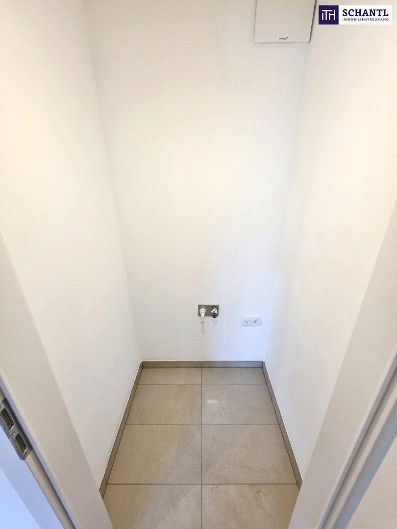Kleiner Abstellraum mit Fliesenboden und Steckdosen, ideal für Waschmaschine oder Lagerung.