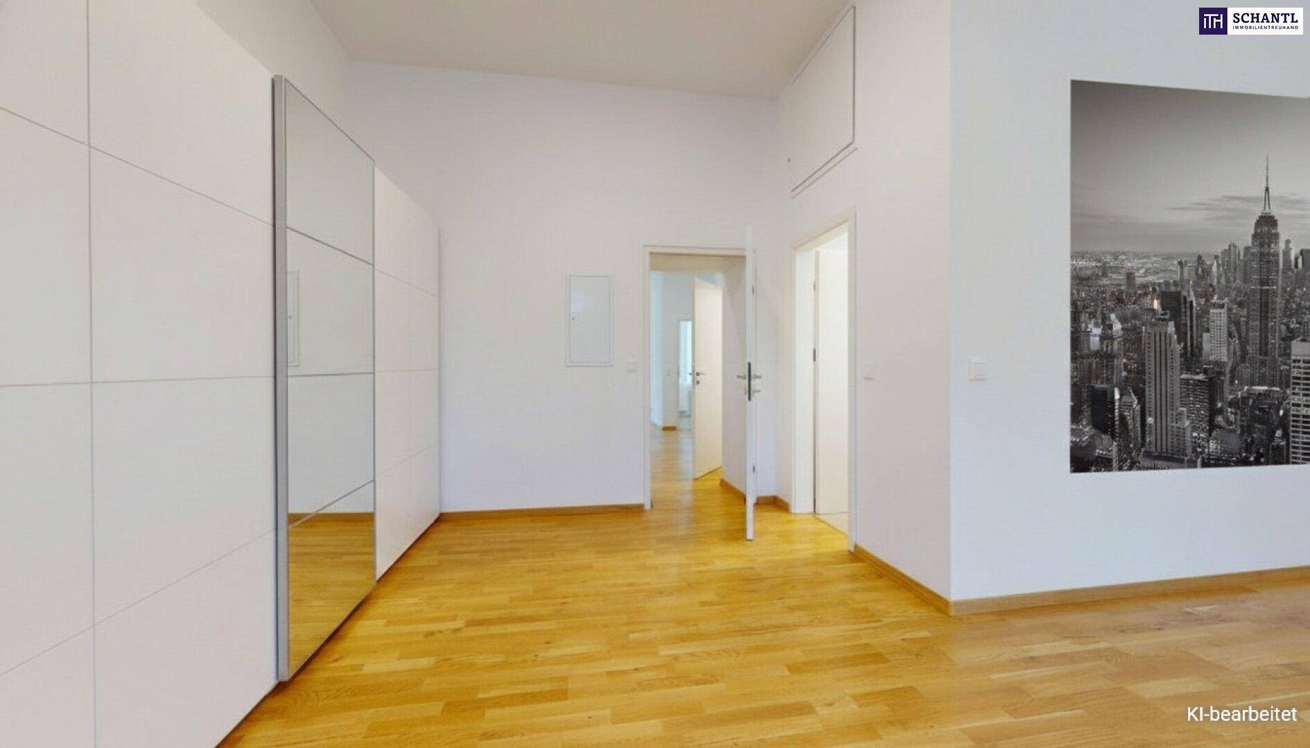 Heller Flur mit Spiegelschränken und Holzboden, der zu weiteren Räumen führt.
