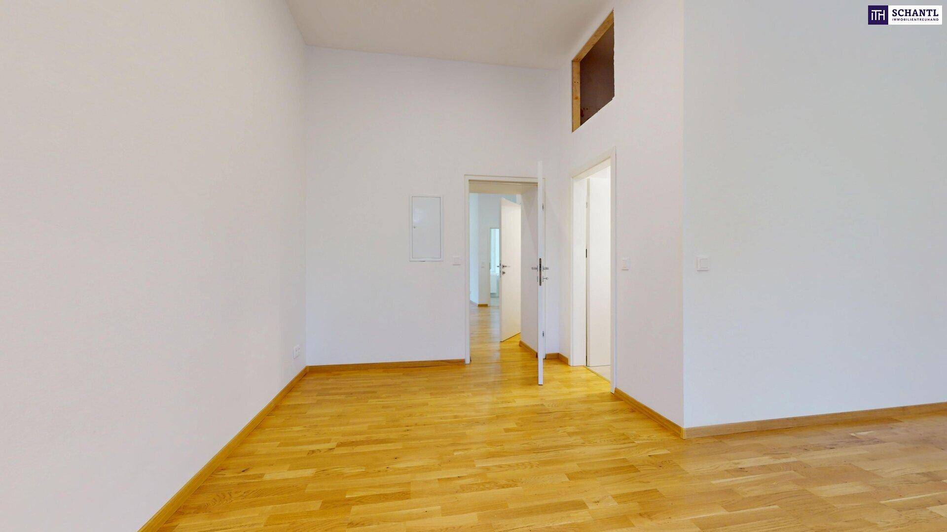 Leerer Raum mit Holzboden und weiß gestrichenen Wänden, bereit zur individuellen Gestaltung.