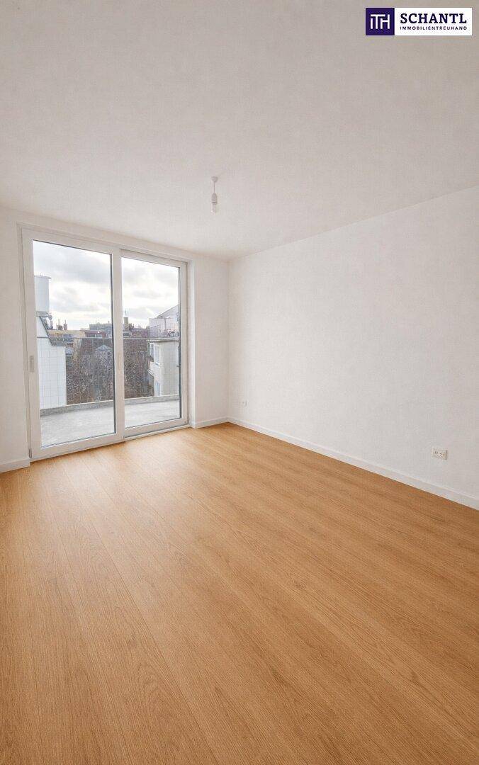Heller Raum mit großem Schiebefenster und Zugang zu einem Außenbereich, ausgestattet mit Holzboden.