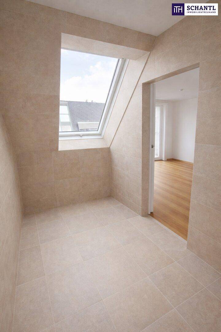 Kleiner, gefliester Raum mit Dachfenster, der vielseitig genutzt werden kann.