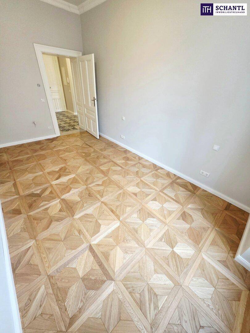 Geräumiges Zimmer mit elegantem Parkettboden und hohen Decken, bereit zur Einrichtung.