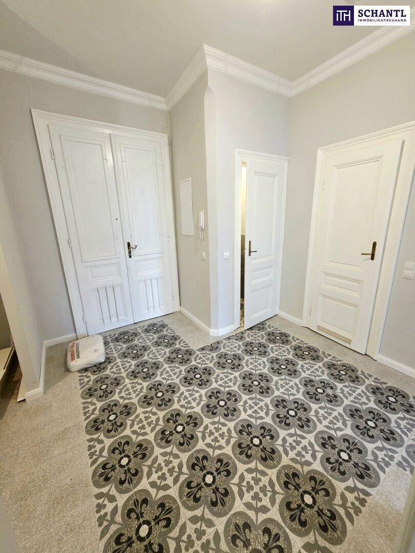 Heller Flur mit gemusterten Fliesen und Zugang zu mehreren Zimmern, typisch für Altbauwohnungen.