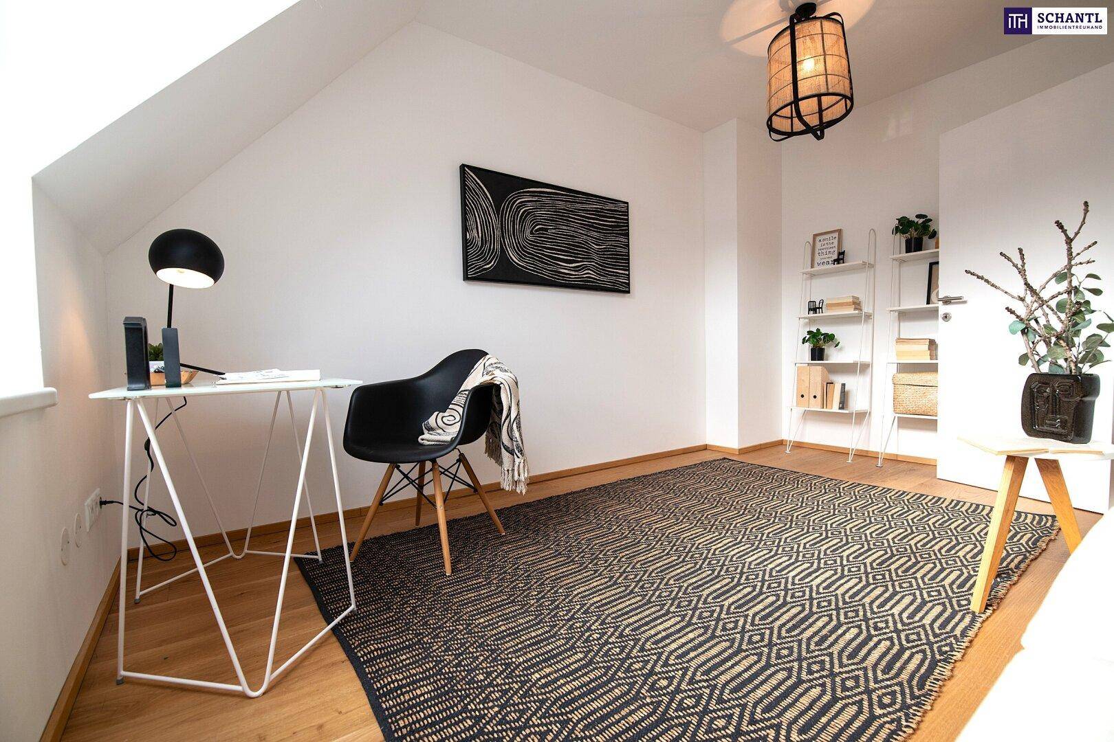 Funktionales Arbeitszimmer mit Schreibtisch, Stuhl und modernem Teppichboden.