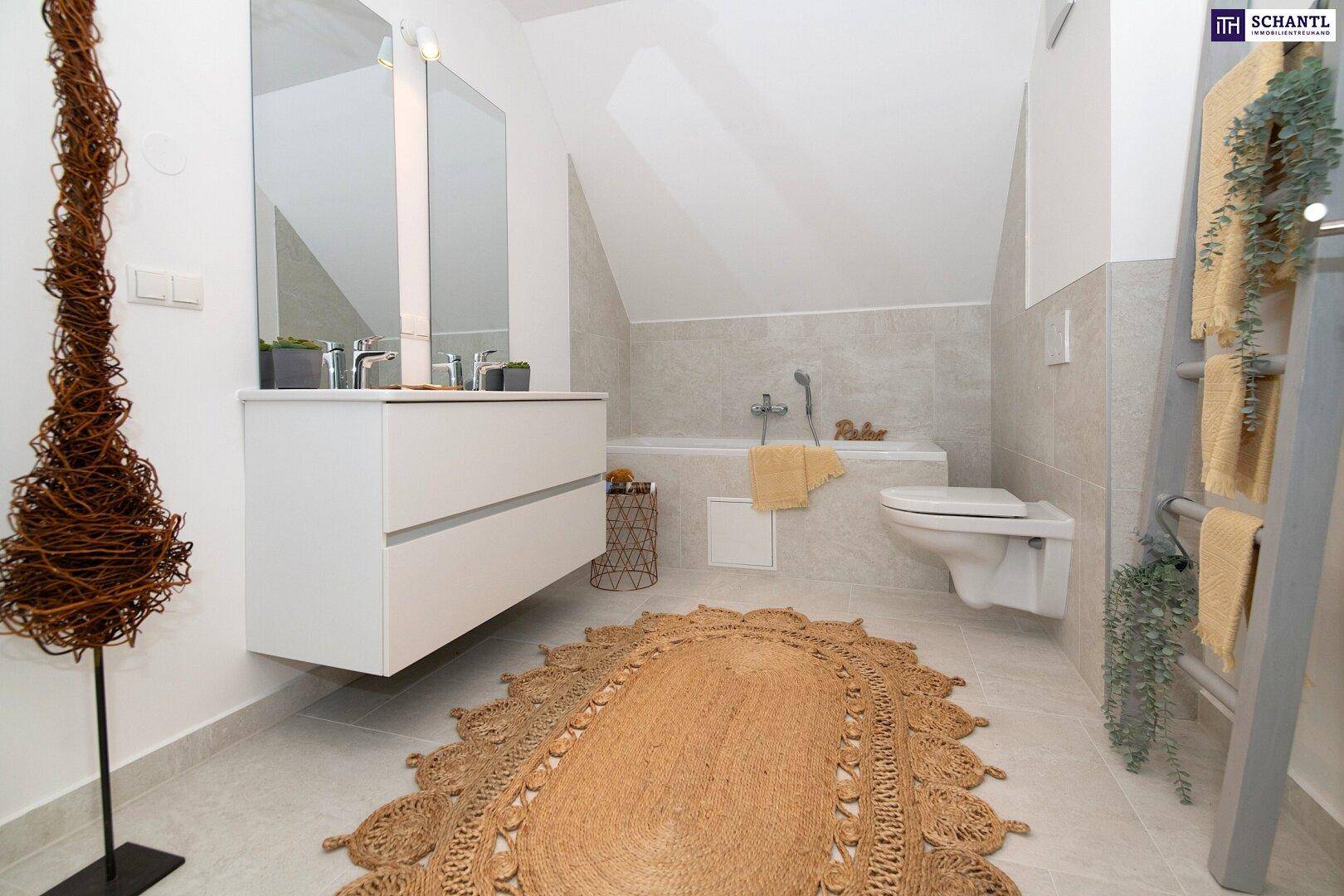 Geräumiges Badezimmer mit Badewanne, schwebendem Waschtisch und Fliesenboden.