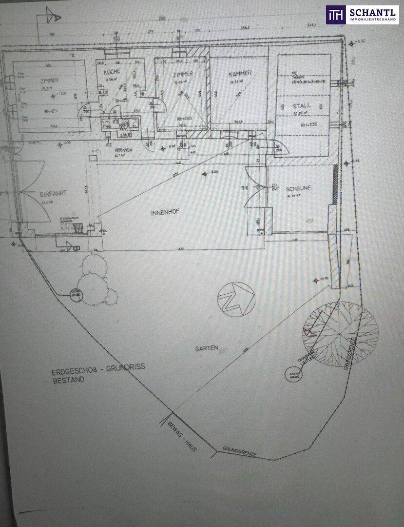 Grundriss des Erdgeschosses mit Zimmern, Küche, Stall und einem großzügigen Gartenbereich.