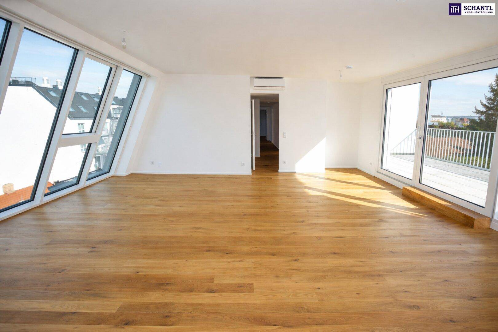 Heller Wohnraum mit Eichenparkett, großen Fenstern und Zugang zur Terrasse.