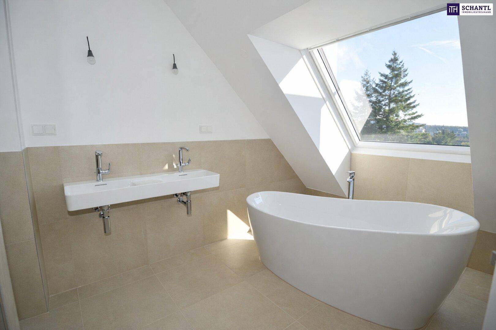 Modernes Badezimmer mit freistehender Badewanne, Doppelwaschbecken und Dachfenster.