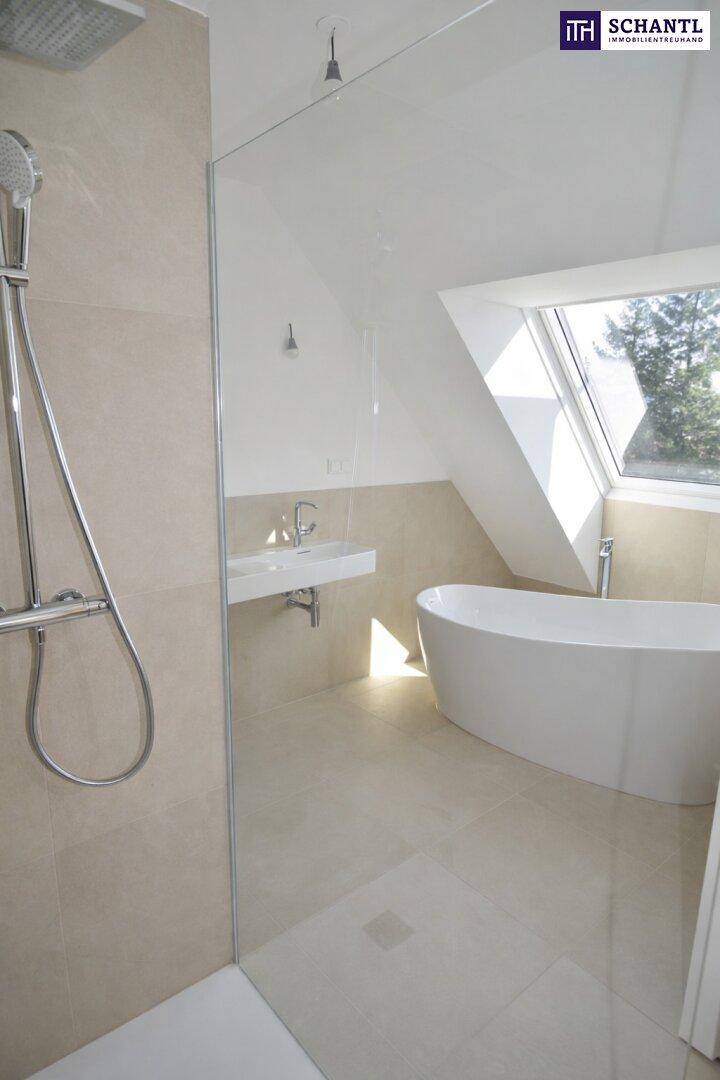 Modernes Badezimmer mit freistehender Badewanne, Dusche und Dachfenster für Tageslicht.