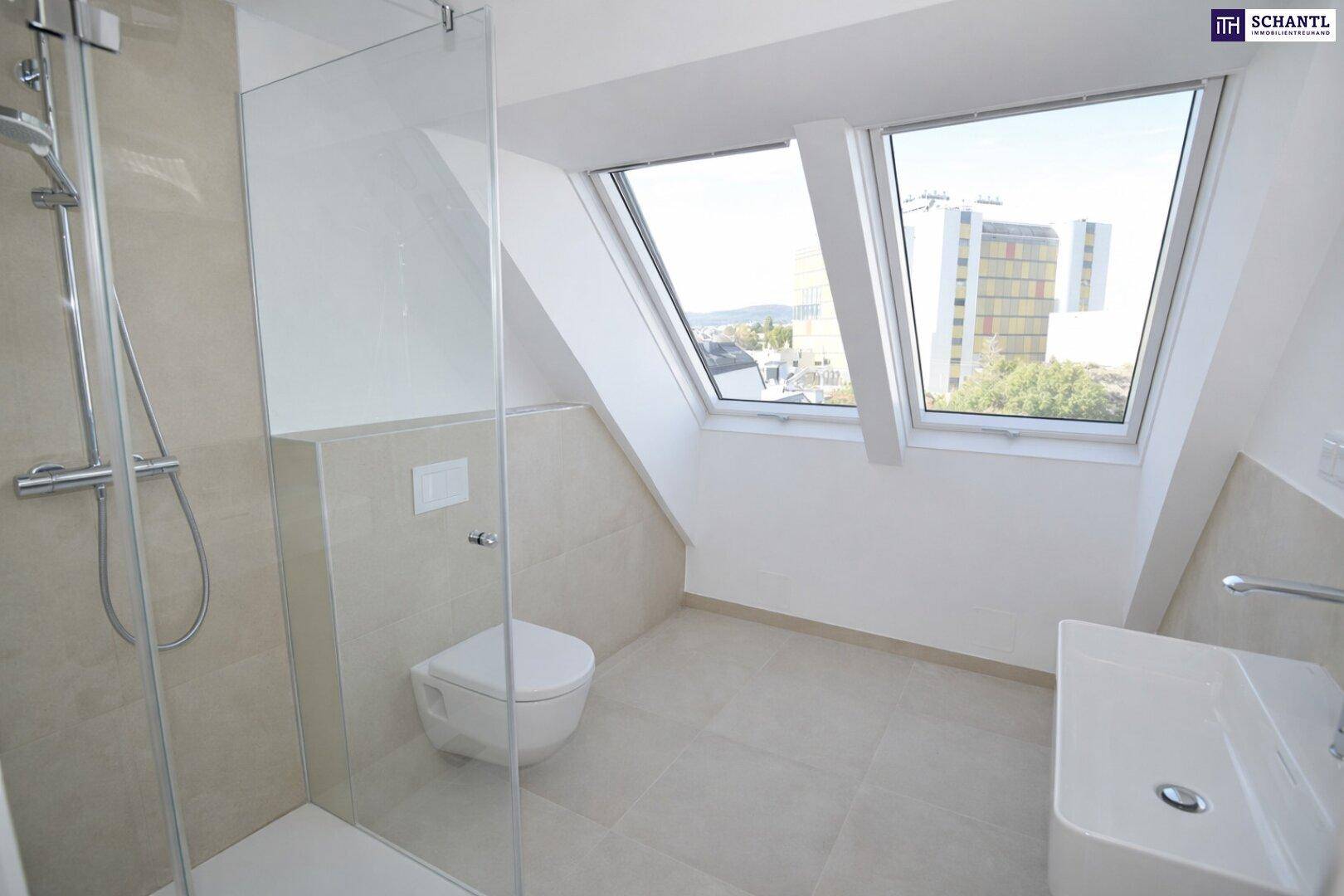 Modernes Badezimmer mit Dusche, WC und Dachfenstern für viel Tageslicht.