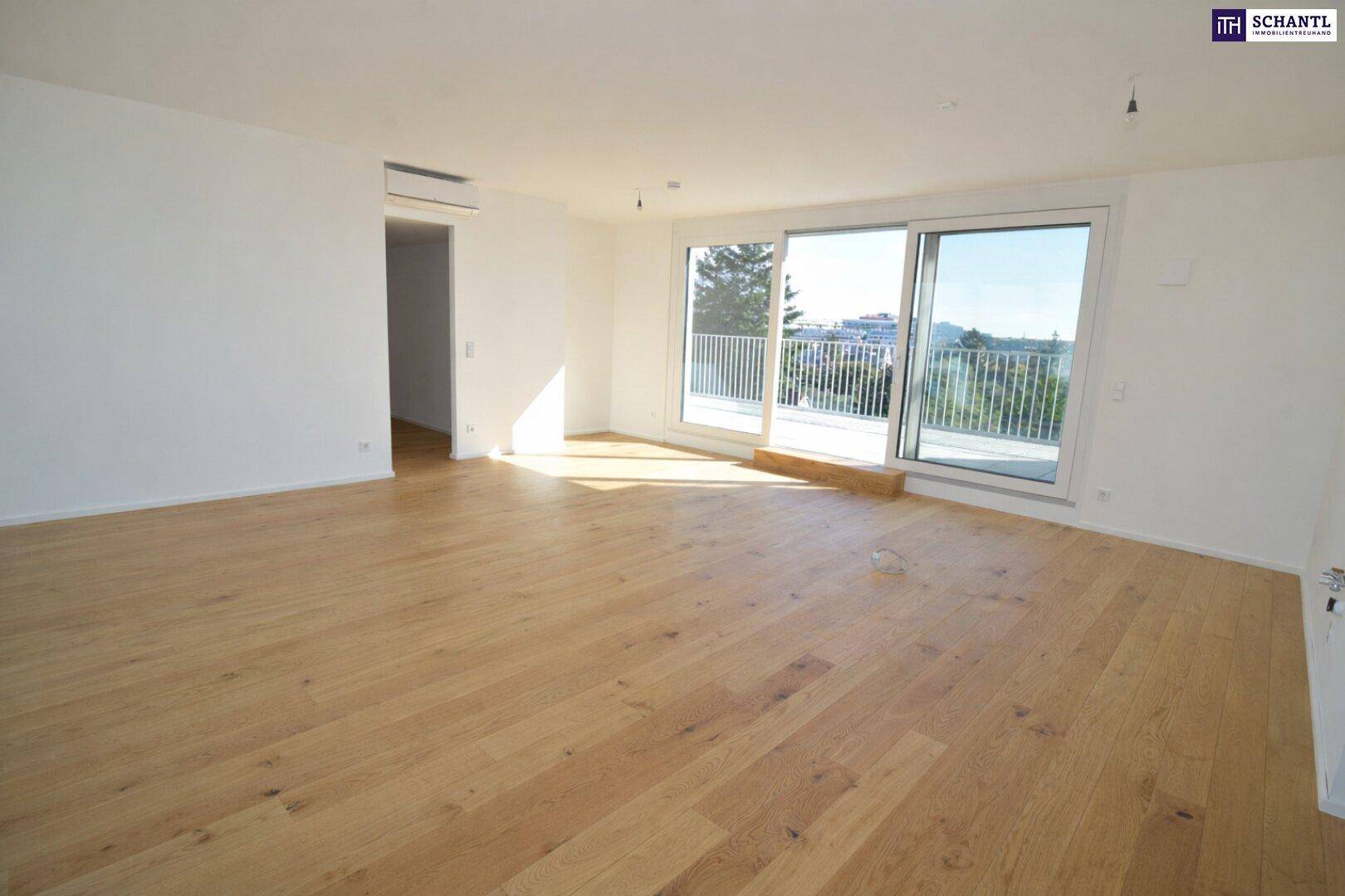 Helles Wohnzimmer mit Eichenparkett und Zugang zu einem Balkon oder einer Terrasse.