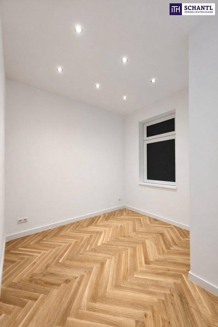 Kleines, helles Zimmer mit Fischgrätparkett und einem Fenster, ideal als Schlaf- oder Arbeitszimmer.
