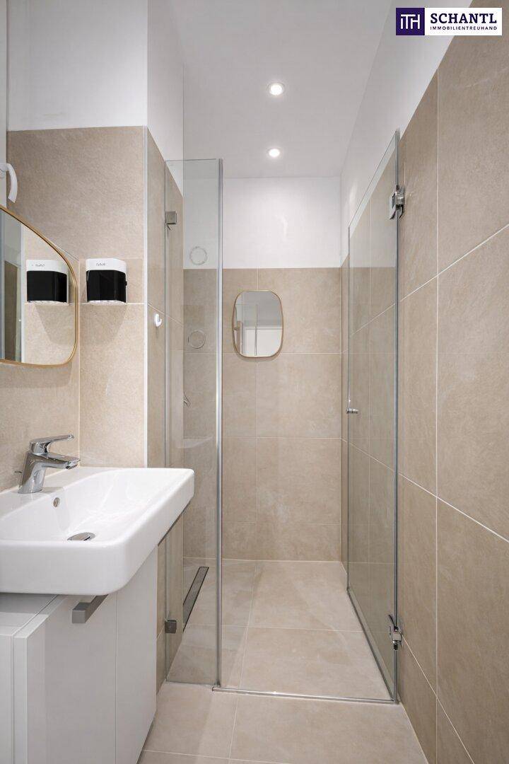 Modernes Badezimmer mit begehbarer Dusche, Waschbecken und beigefarbenen Fliesen.